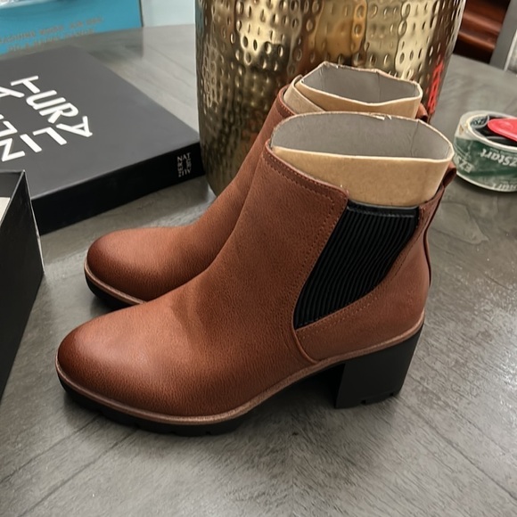 NATURALIZER Madalynn-Gore Lug Sole Booties - Picture 7 of 14